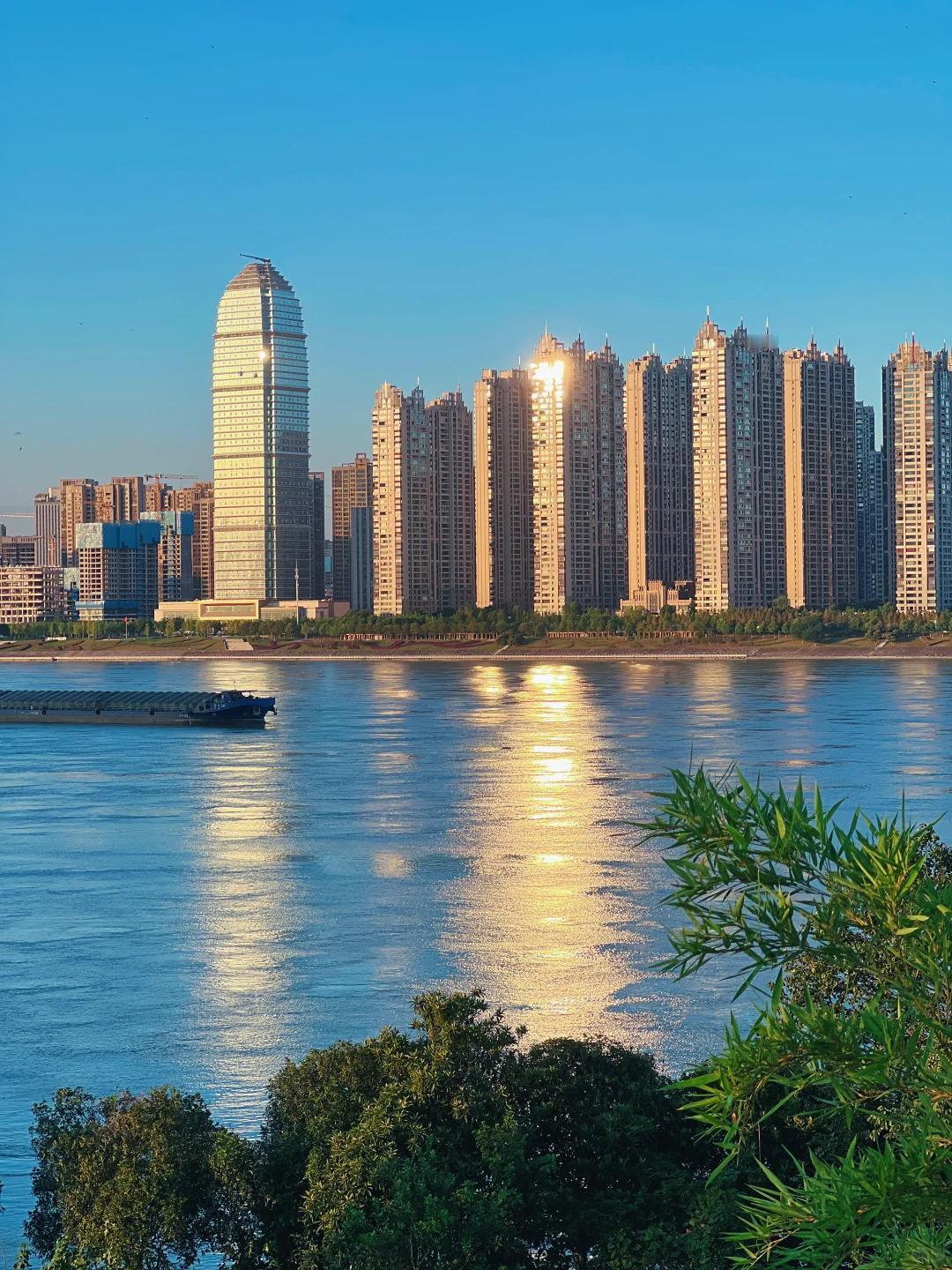 宜昌市是新中国成立后湖北省最早建立的地级市之一，另一个是隔壁的沙市市。当时的武汉