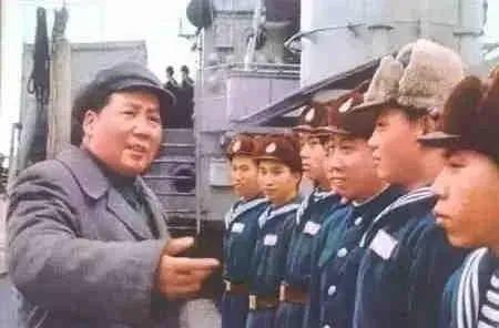 1953年2月，毛主席在洛阳舰上检阅部队。突然，主席发现，有个水兵的帽子与其他人
