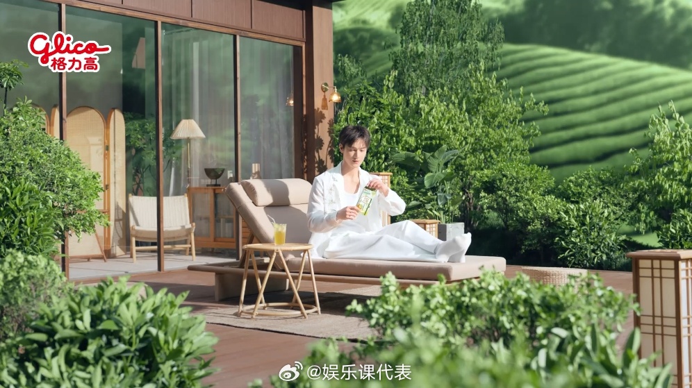 和李昀锐舒舒服服度个小假 纯白穿搭的李昀锐，闲靠在椅上。咬下一口，外脆内柔，清爽