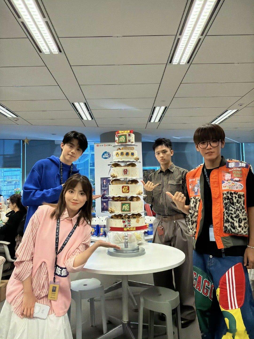 新浪11个人扫楼送六层蛋糕新浪扫楼甜度超标！11人小分队携六层巨型蛋糕突袭，从一