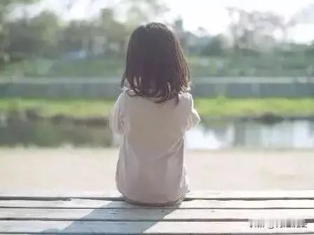 河北石家庄，39岁的男子靳某利用家庭的信任和权力空隙，对年仅10岁的继女犯下了令