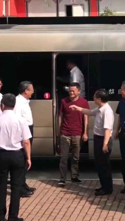 马云突访哈尔滨了，是来旅游的吗？

昨天去了圣索菲亚大教堂，又去了哈尔滨工业大学