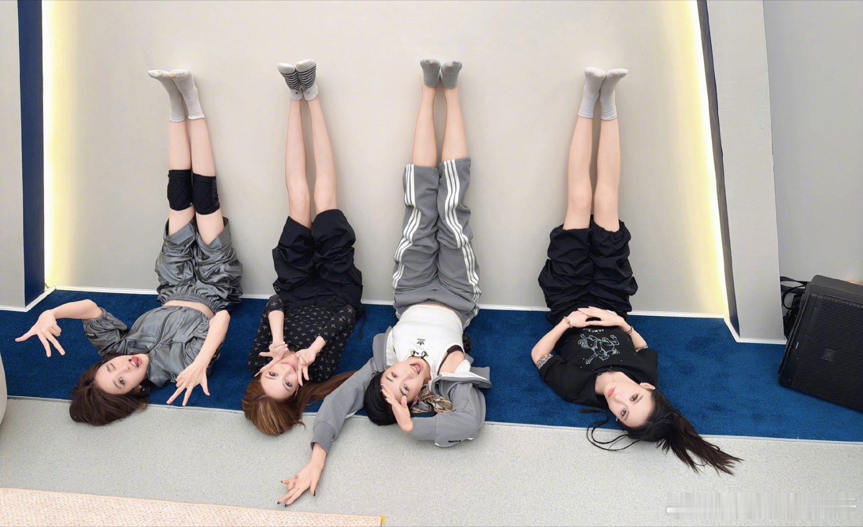 唐艺昕袜子跳破了 唐艺昕把袜子跳破了 唐艺昕太可爱了吧哈哈哈哈哈 