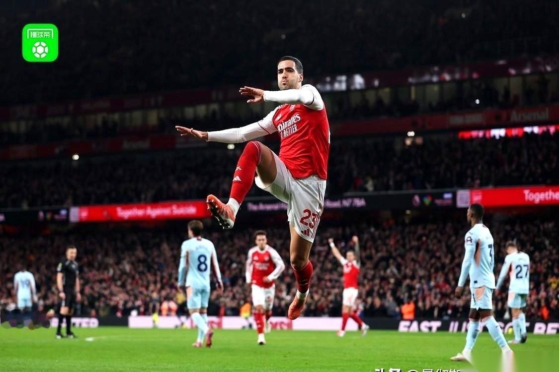 讲真，现在看阿森纳的比赛，有时候会觉得有点“无聊”。
就比如第一个球，行云流水，