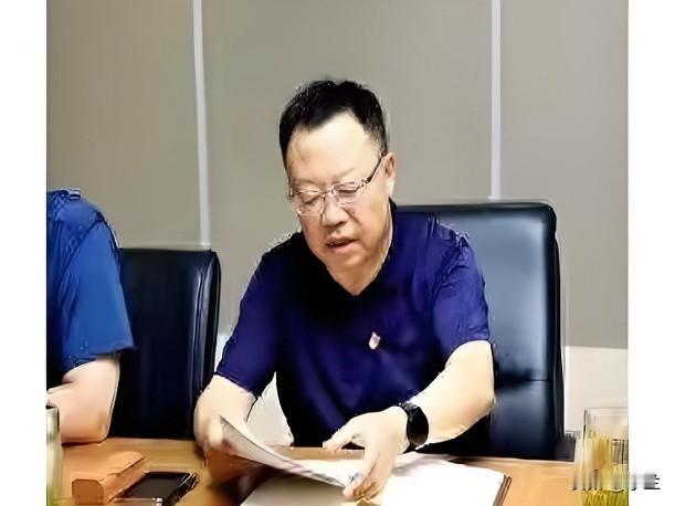 山东出版实业的刘沨上了热搜，
他长期在出版行业工作，
工作履历很丰富，

曾当过