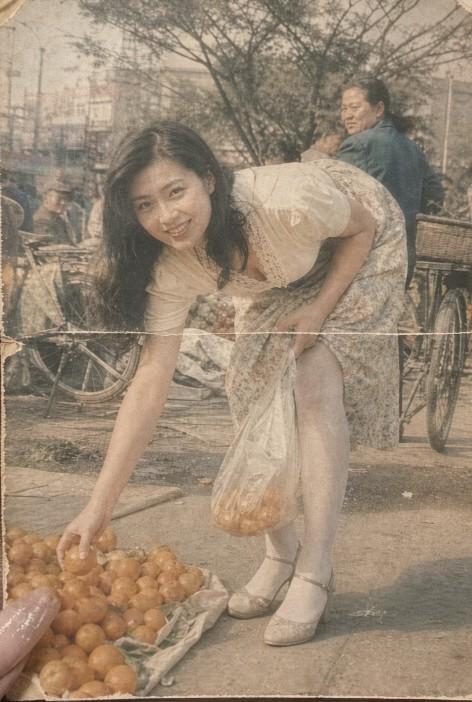 1993年，美国记者奥莱恩在安徽蚌埠采风时。在大明沟水果批发市场见到一位漂亮的女