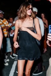 Kaia Gerber 现身纽约出席SKYLRK FIFA世界杯庆功派对，身穿迷