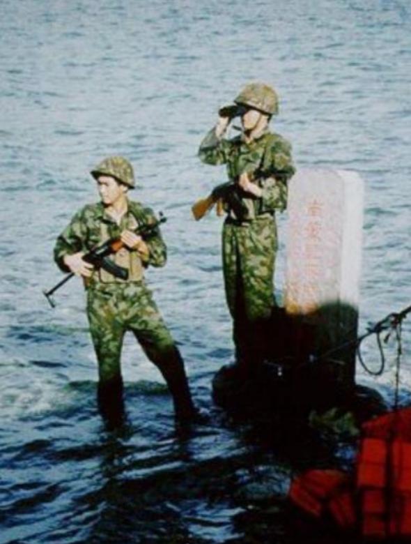 1990年，南薰礁11名守礁战士突然失联，后续调查发现6人牺牲5人失踪，三十余年