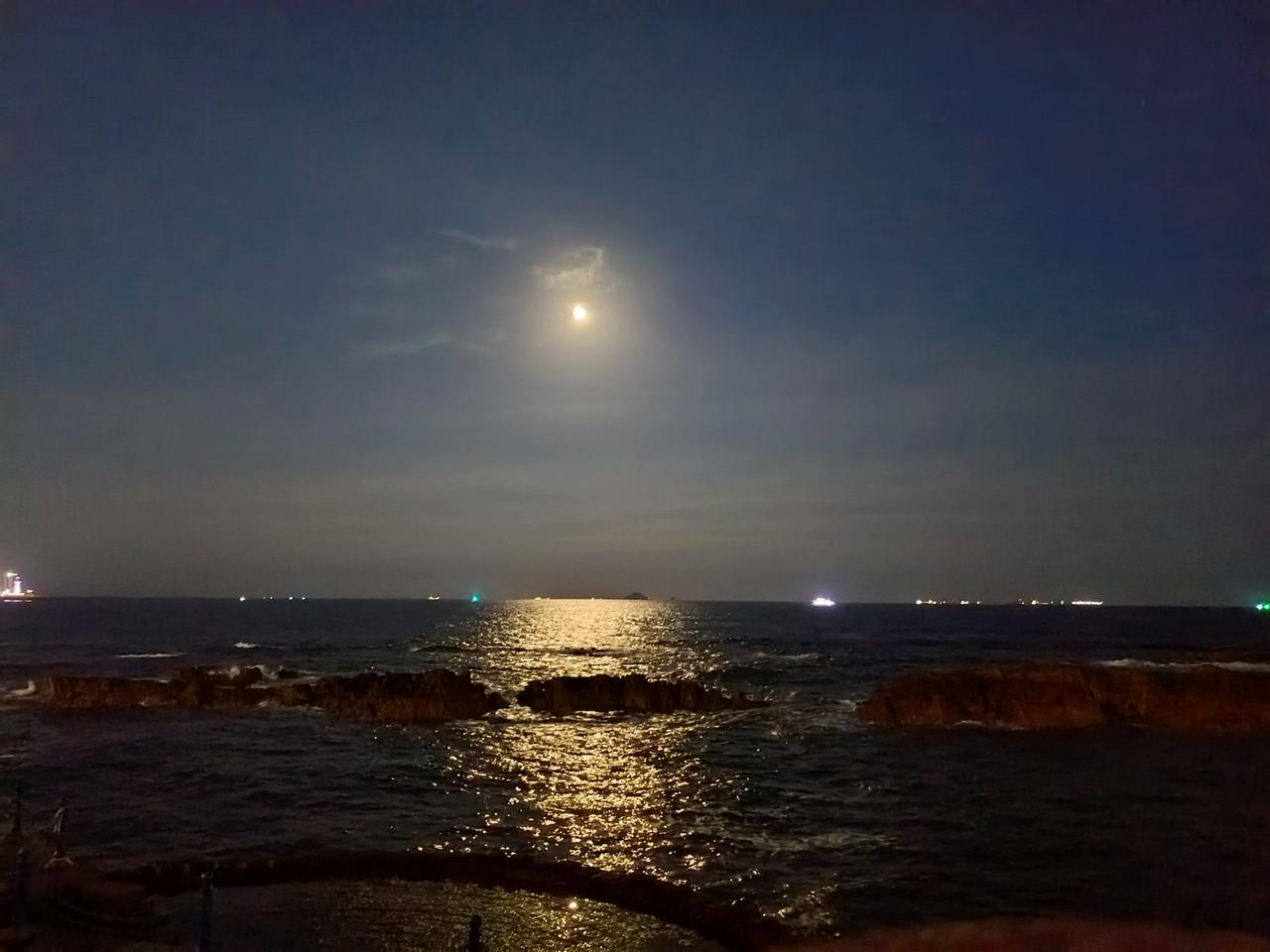 昨天夜幕降临照例去海边溜达，青岛的海边依然人流如织，但如果你把目光移向大海、望向