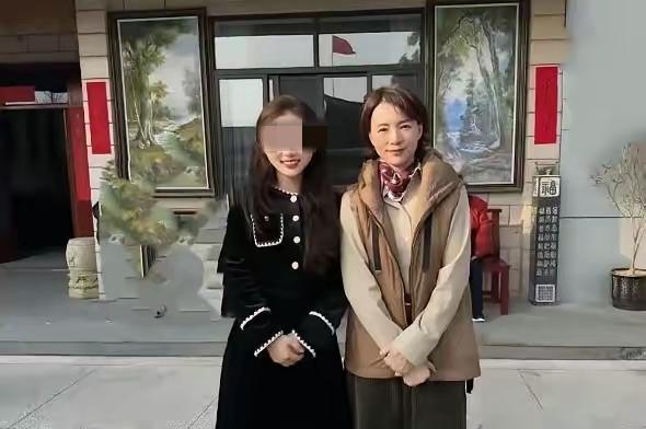 董卿过年回江苏老家探亲，和亲戚的合影被传到网上，瞬间引发热议。
 
照片里的她穿