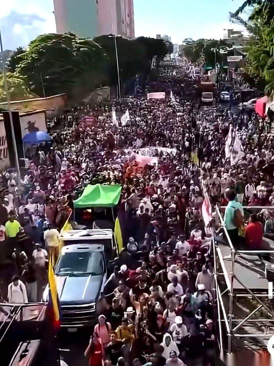 满大街的人，一眼望不到头。
天天听新闻里说，这个国家不行了，马上就要垮了，民不聊