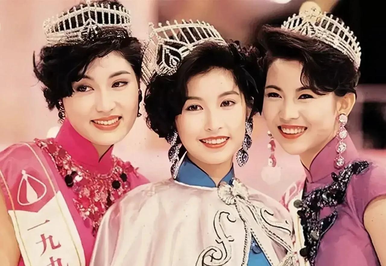 她是周嘉玲，香港知名演员，性感，大气，角色出圈。搭档过无数男神，正派，反派都拿捏