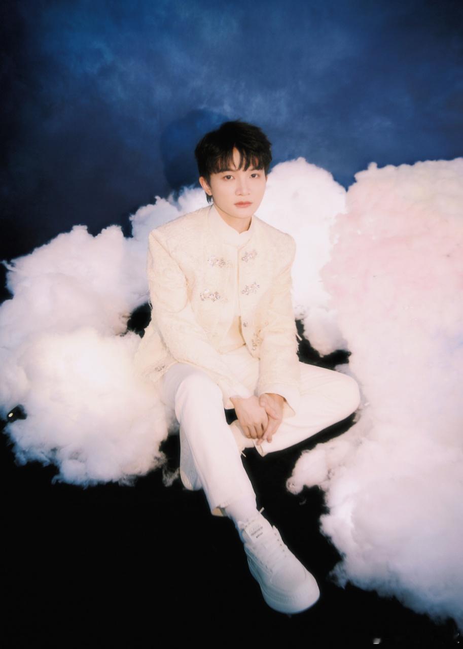 周深周深云海跨年造型周深踏入云海翻涌的梦境 周深云海造型来啦 