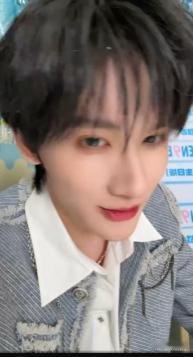 救命！生日直播直接解锁“蟑螂竞速”名场面，没剧本的慌乱反应笑到捶桌，这波真实感直