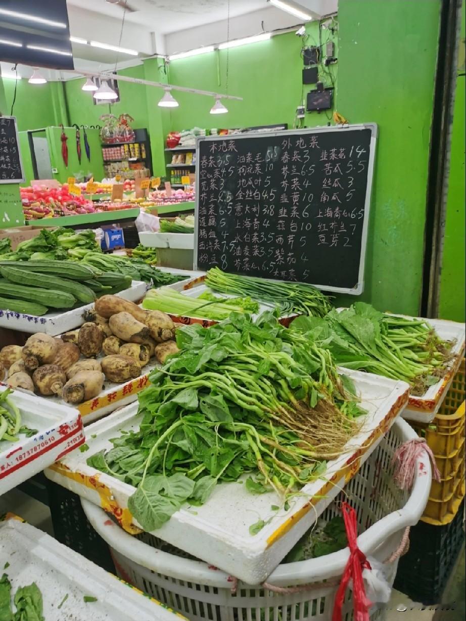 今天妻子去楼下菜店买菜，菜店老板娘就给她送了一个装满花生、瓜子、糖的礼品袋。一问