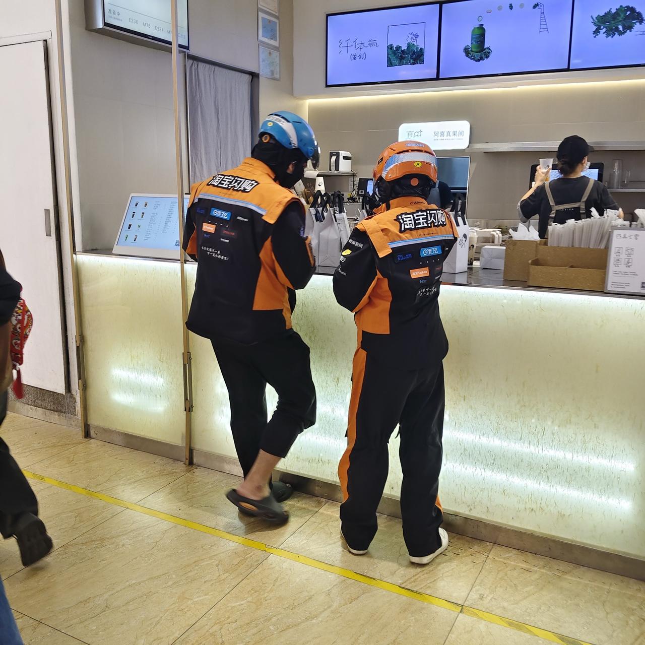 美团外卖界老大的地位，是不是要被淘宝取代了？感觉最近淘宝太猛了，满大街都是他们的