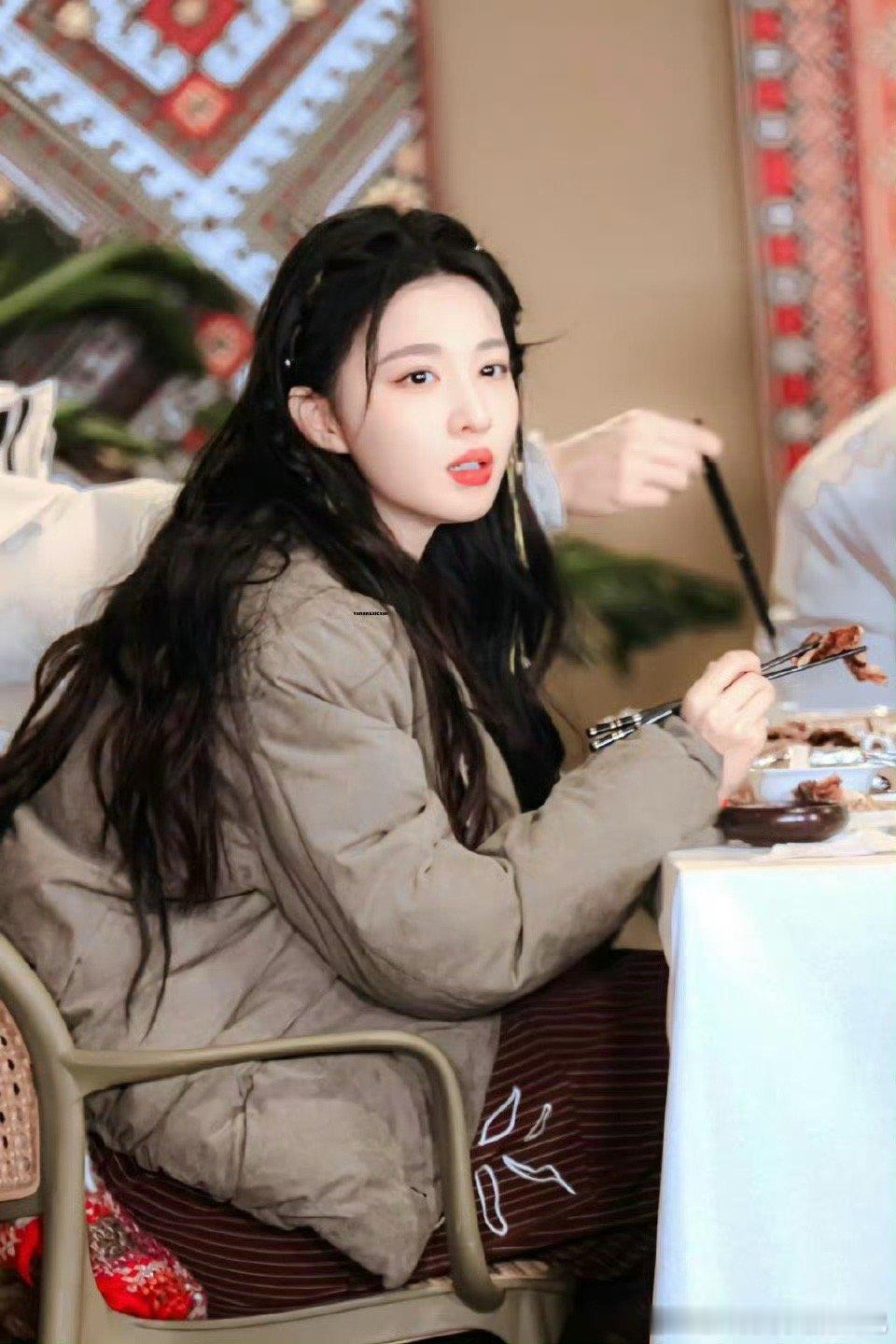 王楚然高度近视不做手术的原因原来是小时候看了电影 觉得做手术很可怕哈哈哈哈这个楚