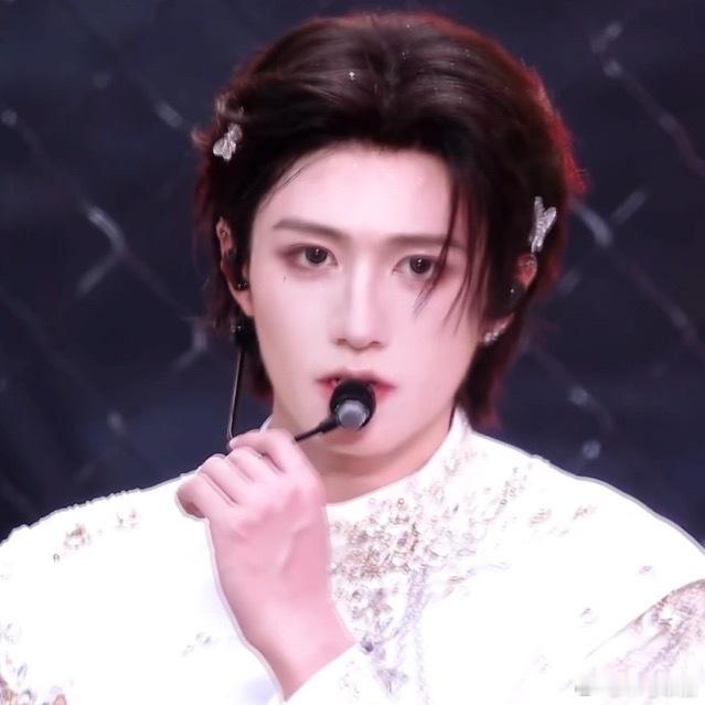 朱志鑫 造型以骨相为笔，在风格边界上书写少年美学在内娱新生代艺人中，朱志鑫的造型