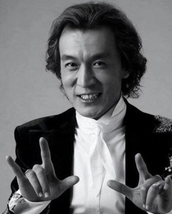 “我不想回中国，把我葬在美国吧。”2018年，李咏因病去世，留下了巨额遗产，但他