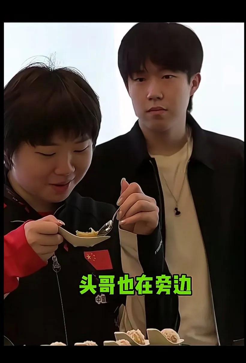 横滨晚宴大丫头吃挺嗨，小曼总美滋滋的，像个大娃娃没有烦恼，日本料理好吃！