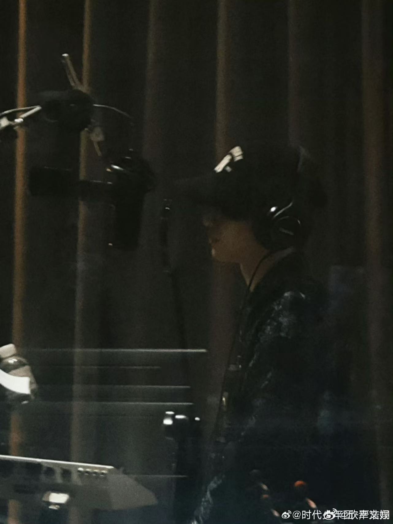 严浩翔问下一首唱什么严浩翔录音室侧拍照严浩翔录音室侧拍照，下一首唱什么，