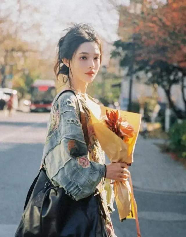 彭小苒直播走光，为何这类事故总靠热搜倒逼整改？