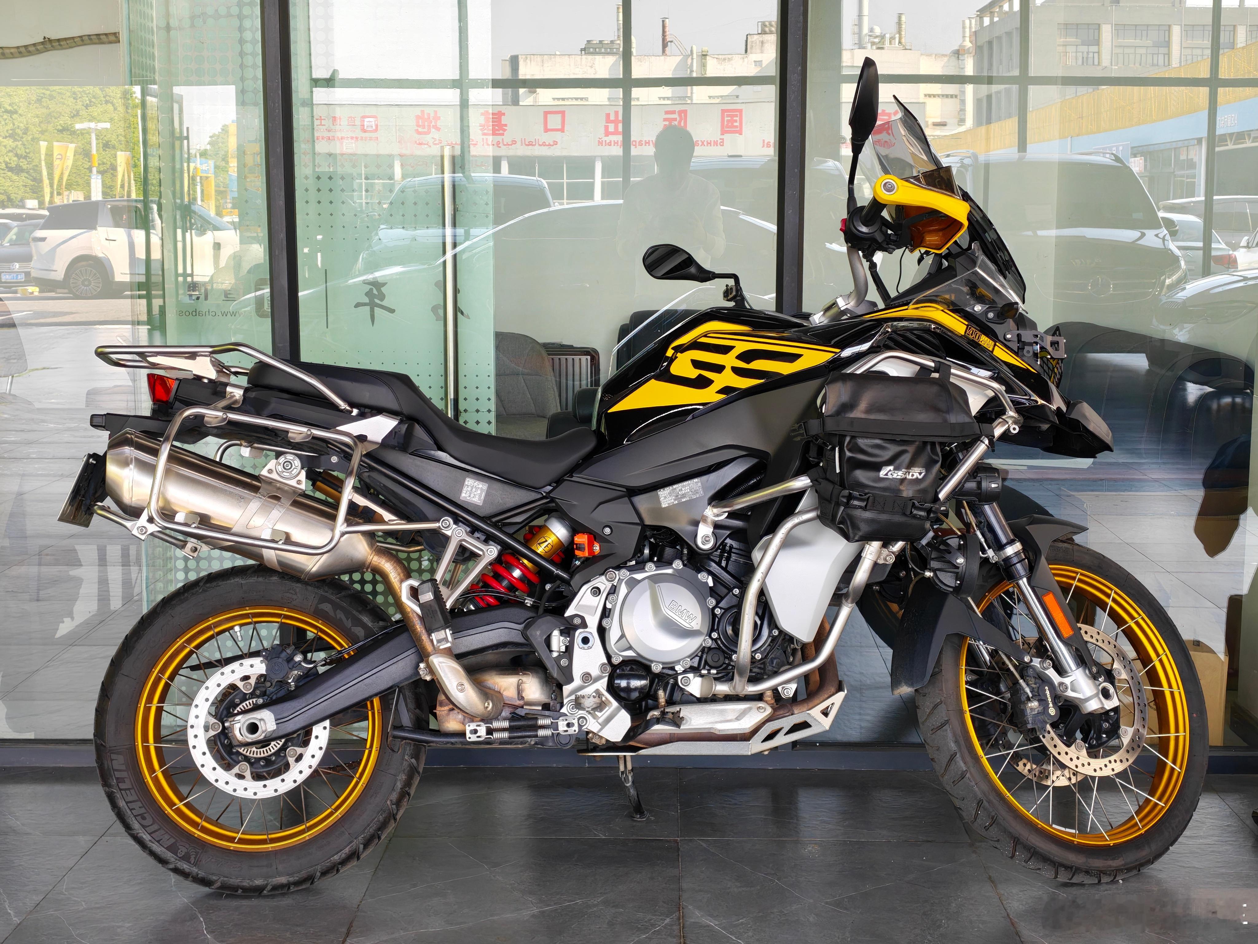 我那可怜的850adv 已经有大半年没骑过了 电瓶已经亏电 连钥匙都没电了 好好