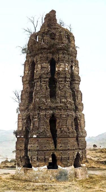 1924年，雷峰塔突然倒塌，人们害怕白蛇出塔，纷纷呼喊：“快跑啊，雷峰塔倒了，白