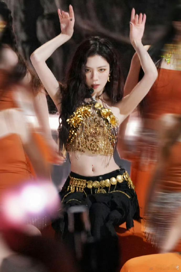 《乘风2025》宋妍霏组《舞娘》舞台超吸睛！云南石林为背景，异域风情拉满，唱跳俱