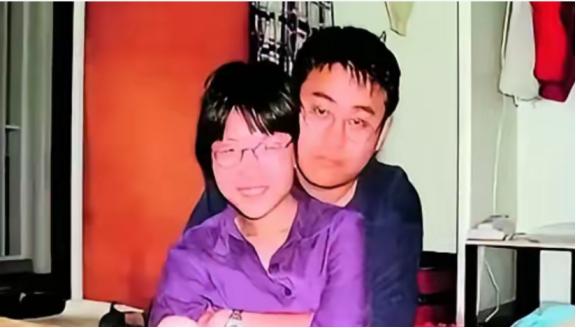 2005年，清华女硕士陈丹蕾，半夜趁趁老公熟睡，拿出手枪朝着老公后脑扣动扳机，一