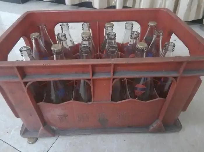 1952年的盛夏，天津钢厂的车间里热浪翻涌，炉前作业的温度常年居高不下，工人们顶