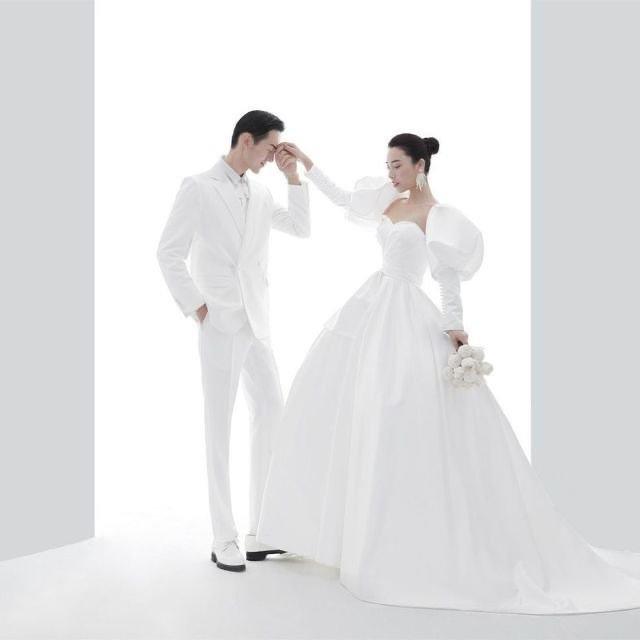 这位卖家，把“定制结婚照”的委屈喊出了脱口秀的效果——“她两口子离婚，你把结婚照