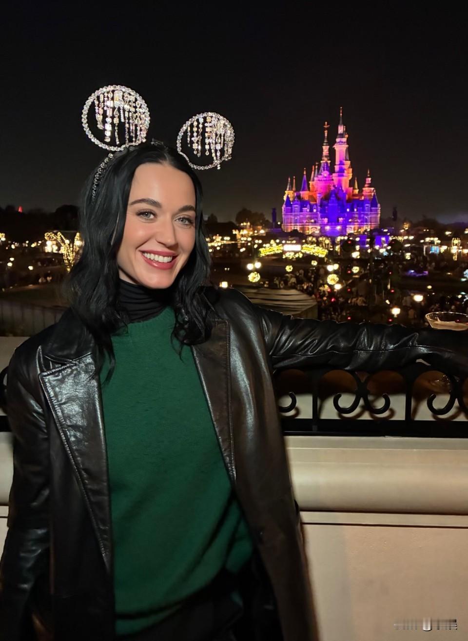 KatyPerry/水果姐化身公主空降上海迪士尼🎆很强的活人感，水果姐玩的很开