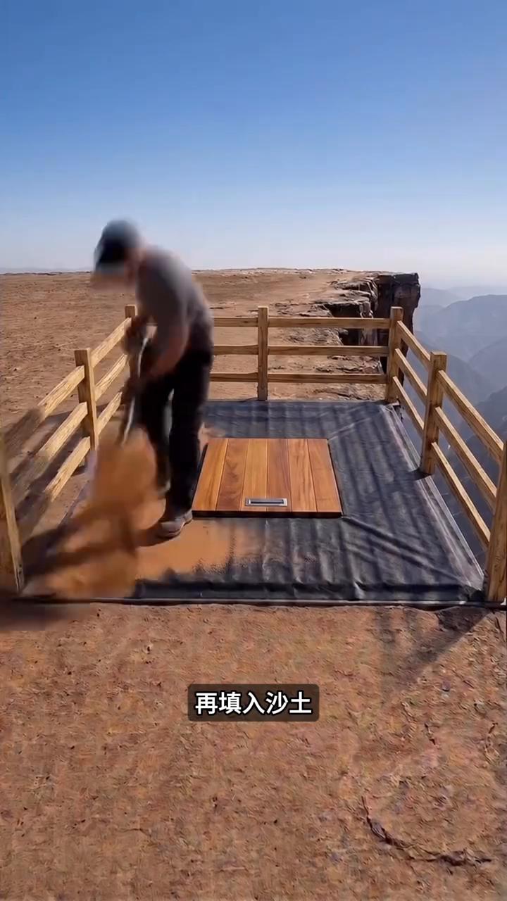 谁能想到男子买不起房，于是来到悬崖边上先仔细放线做好标记，再开挖机坑，提前确定好