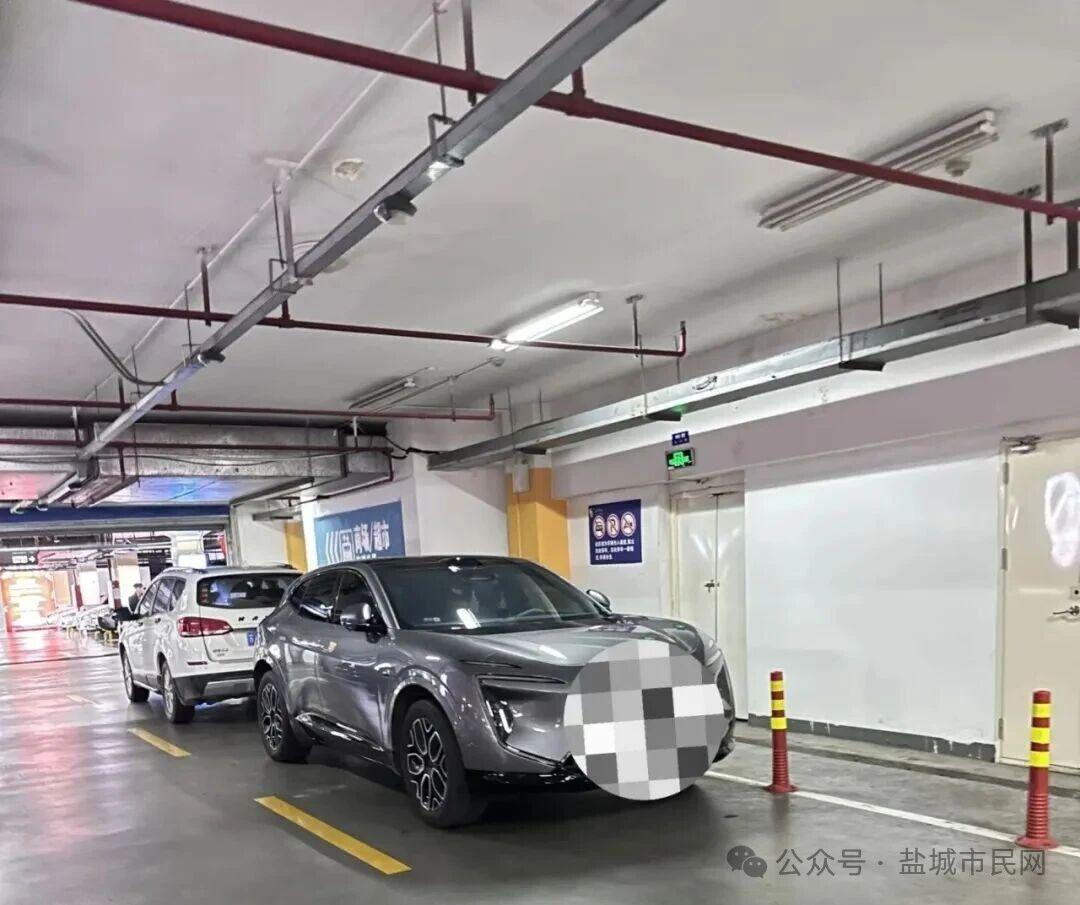 【南金鹰负一楼停车场两辆车被贴上“文明小贴纸”！】近日，南金鹰负一楼停车场两辆违