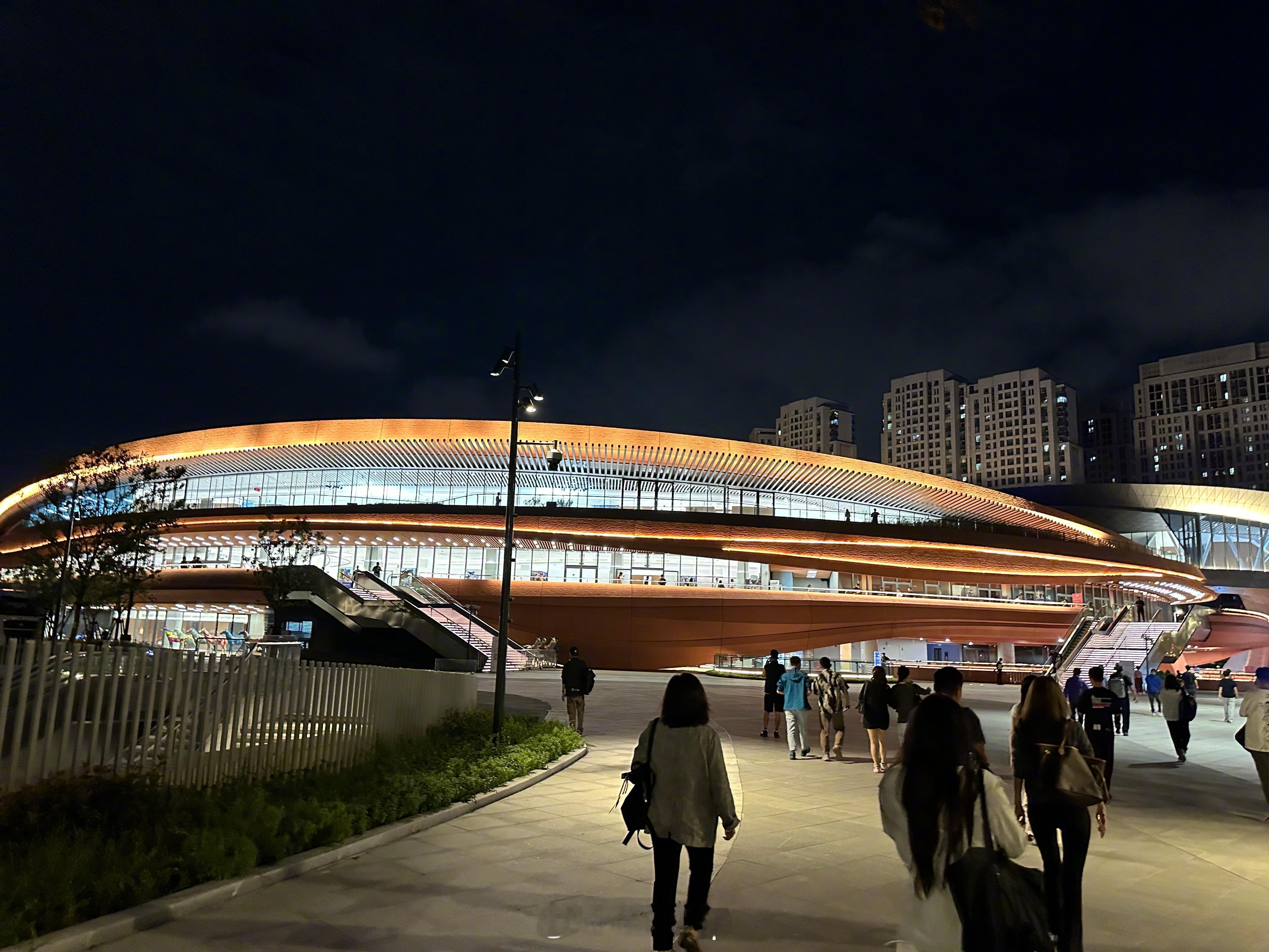 第一次来上海久事马术中心，智己发布会这舞台一看就是要整活！LS6今天揭晓价格，第