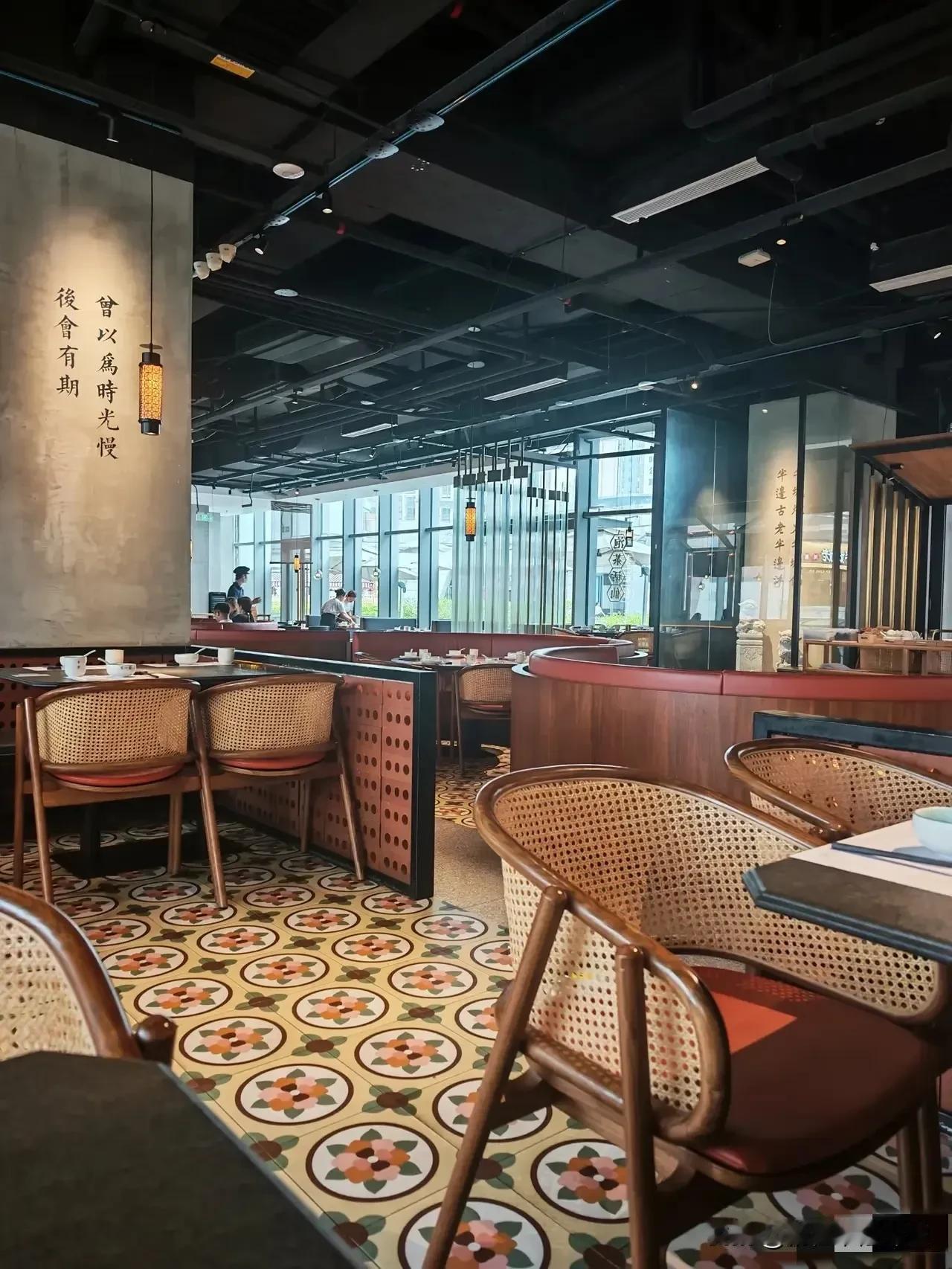 今天我自己来饭店吃点 
到了饭点 
吃饭的人，
怎么这么少？