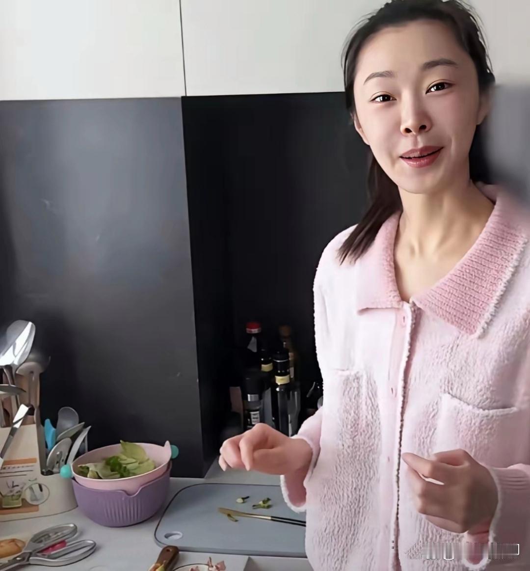 宋轶素颜出镜，和普通人没啥区别。 