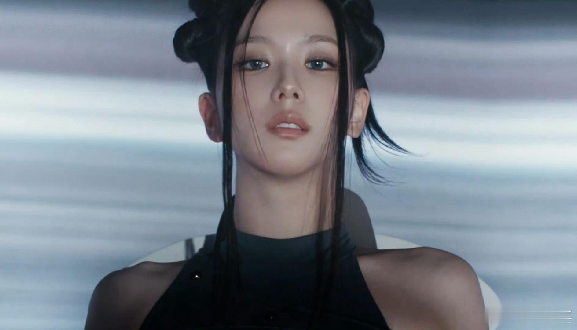 JISOO的脸简直是艺术品!在MV镜头里，她的美如璀璨星辰般闪耀，每一个角度都无