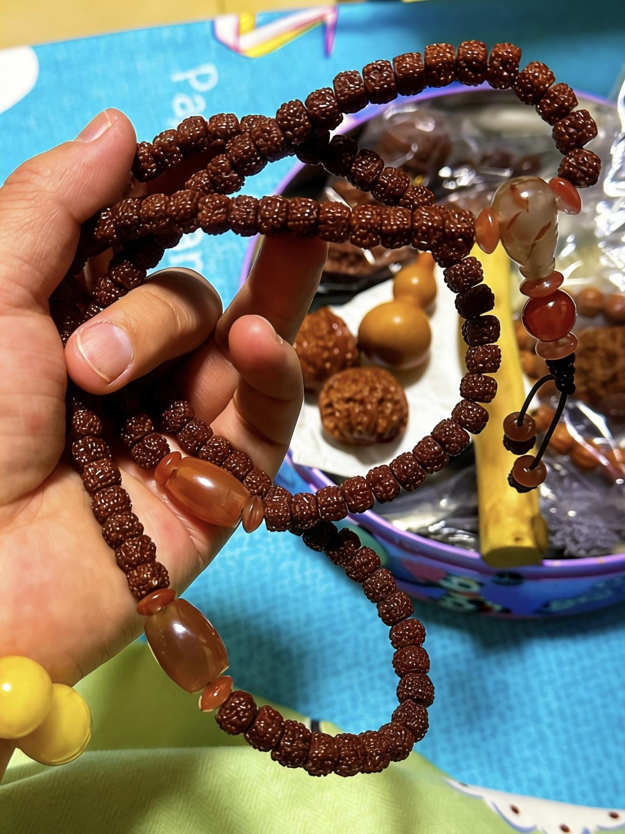 2018年的夏天，写文章挣了很多京东券，给父亲挑了串藏切108小金刚，我那个时候