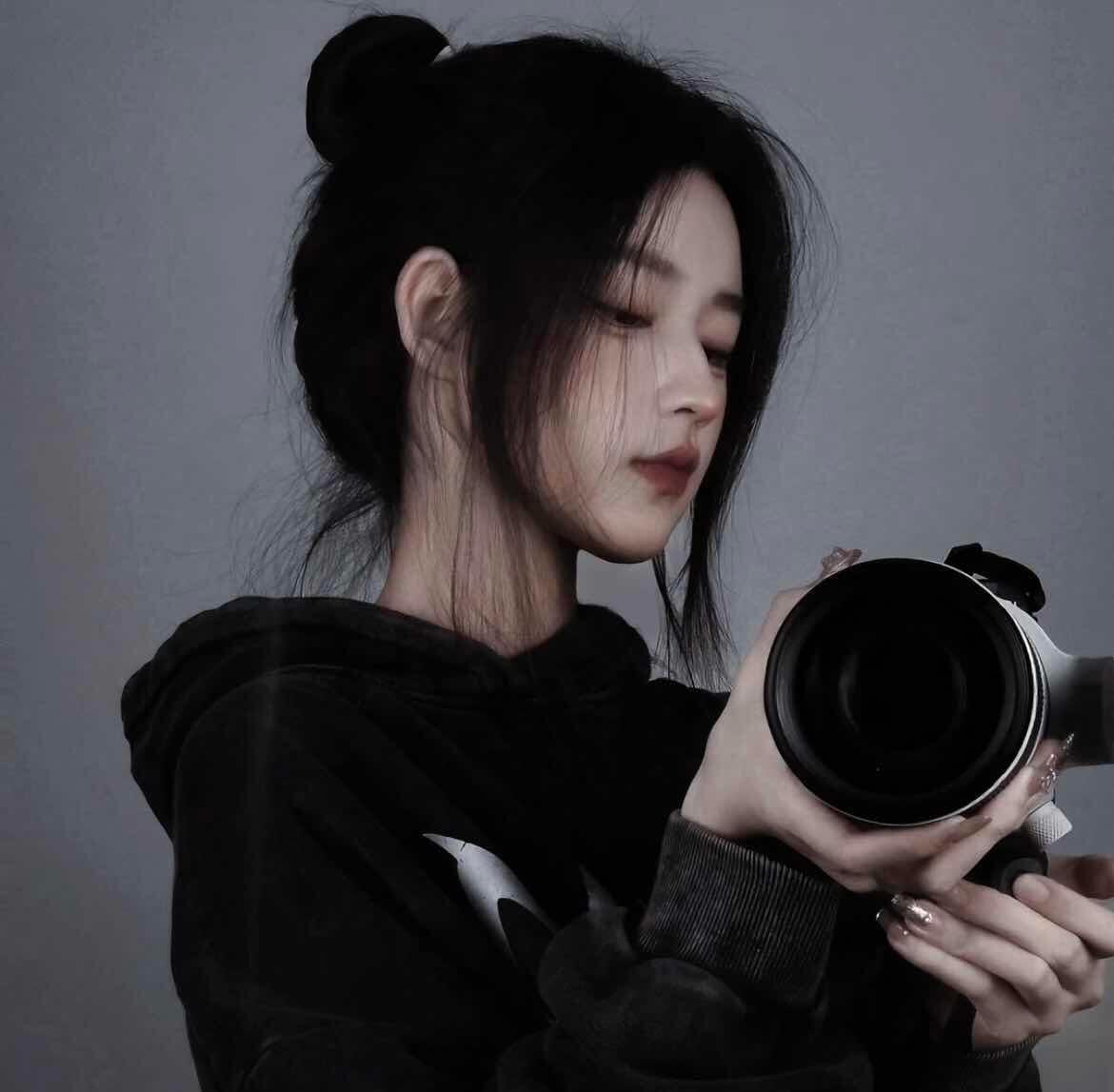 𝑾𝒆𝑪𝒉𝒂𝒕｜冷调情绪女头｜暗调氛围感人像｜故事感肖像合集｜光影意境