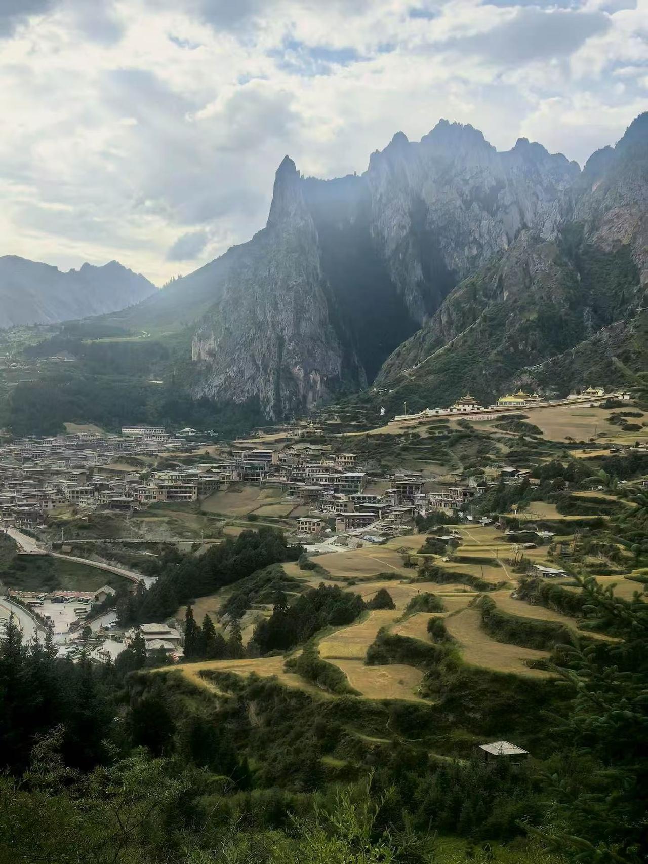 扎尕那，藏在甘南的世外桃源
 
有人说，扎尕那是山神在大地之上，亲手垒起的石头宫