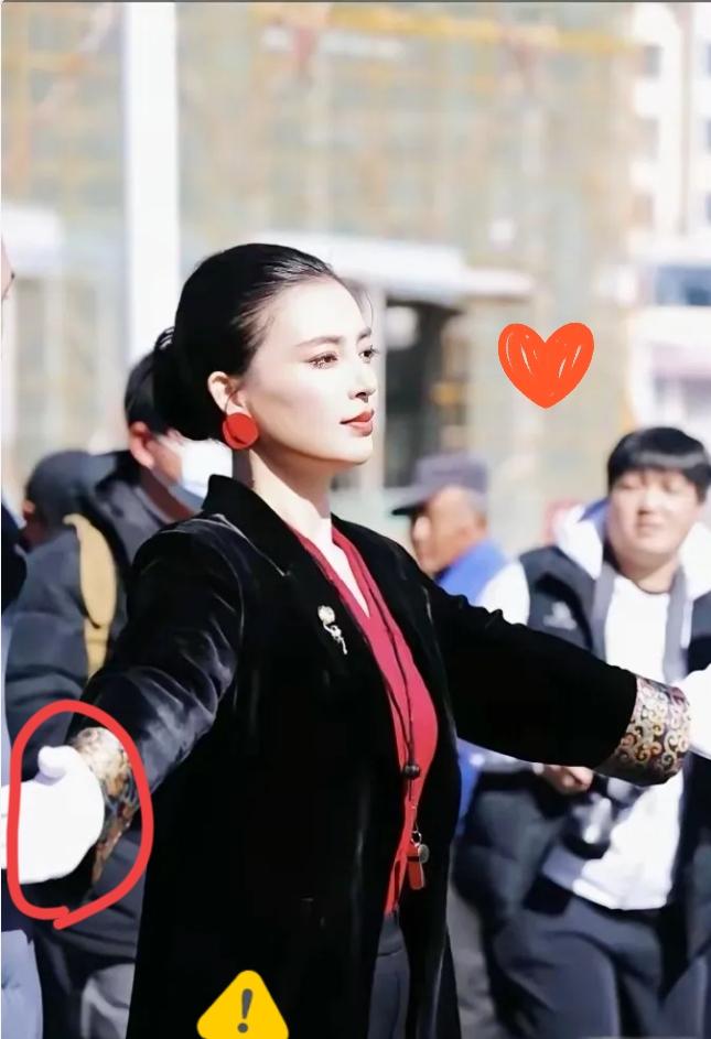 这回算是见识了啥叫“老天爷赏饭吃”。

陕西榆林那个扭秧歌的领队高梦瑶，两天涨粉