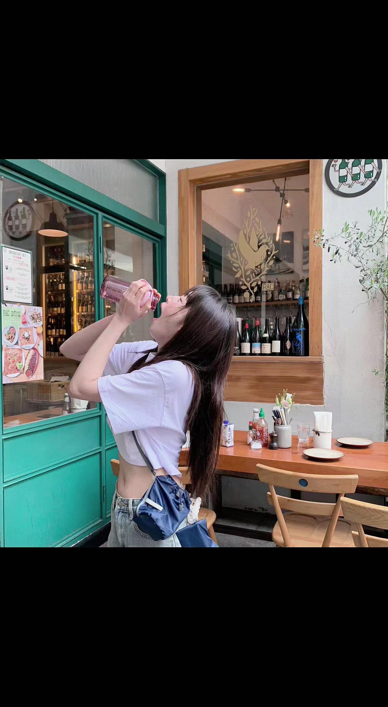 ☀️绿窗撞进初夏，冰汽水吻过舌尖💦。风偷藏了酒香，连影子都在晃悠～