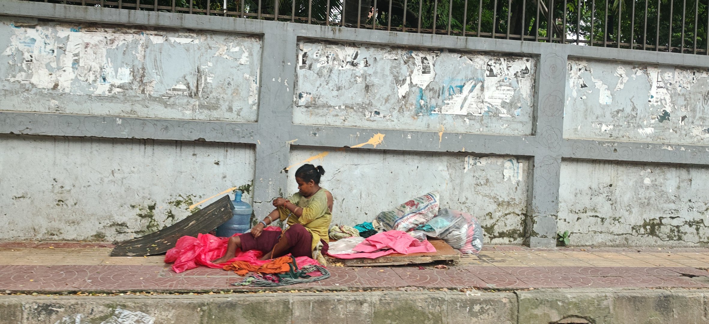 达卡流落街头的民众，以及白发苍苍的三轮车夫。 ​​​