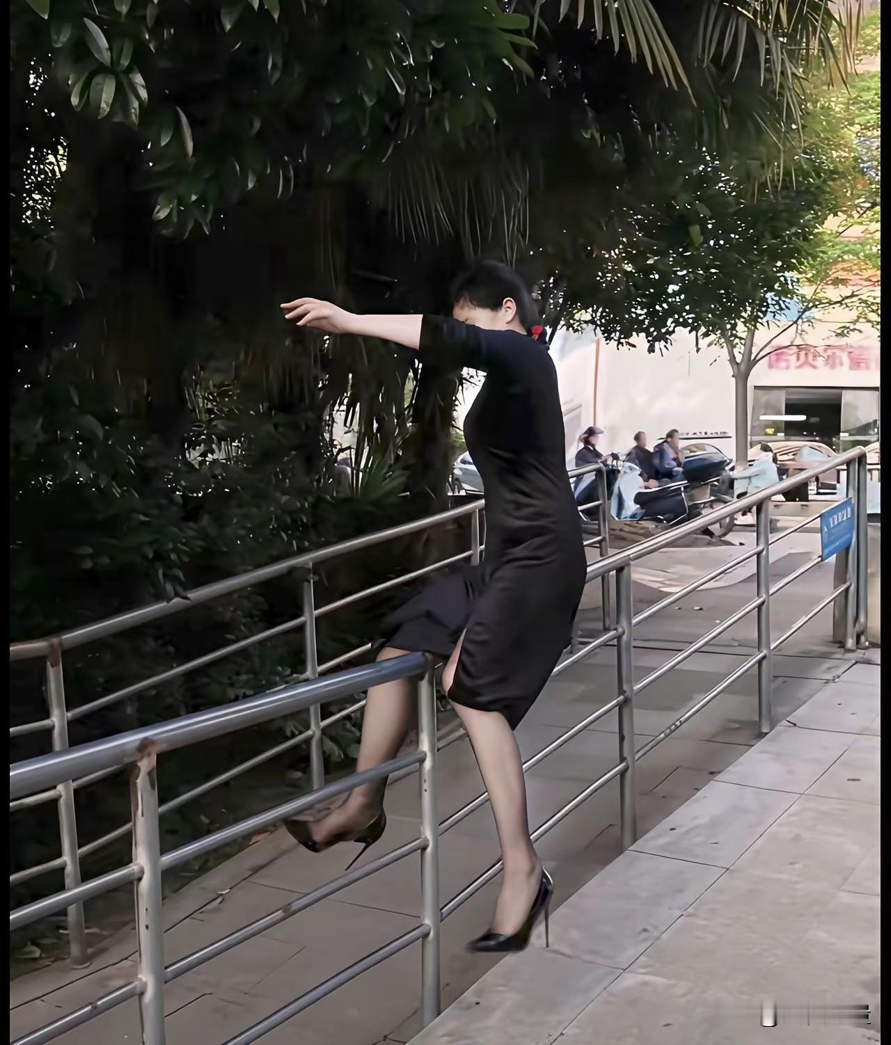 美女有路不走，穿着一字裙和高跟鞋去跨栏，这难度系数简直爆表，真让人怀疑她是女汉子