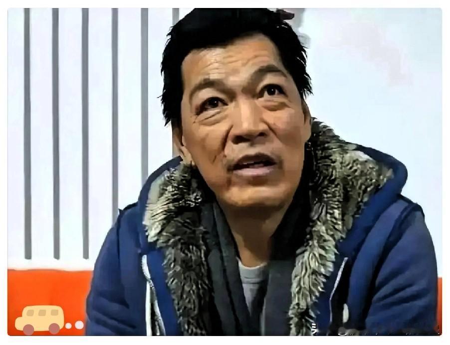 成奎安走了15年，两个儿子的人生，却走向了截然相反的两个极端。大儿子继承了两套旧