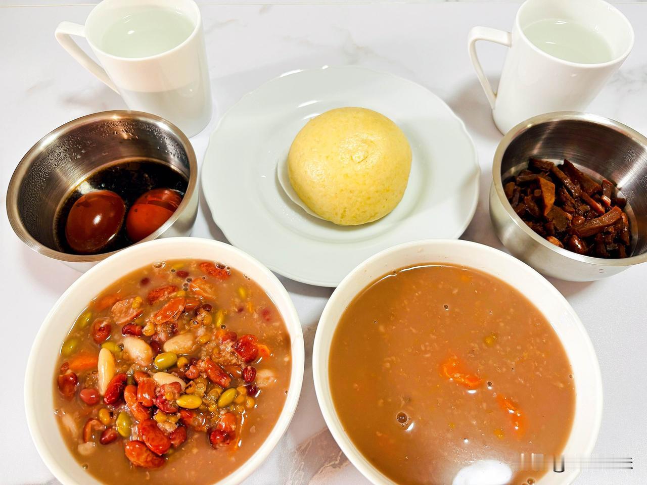 健康，减脂又简单营养早餐

早餐：燕麦豆子粥，茶叶蛋，炖咸菜，馒头（全麦面粉，玉