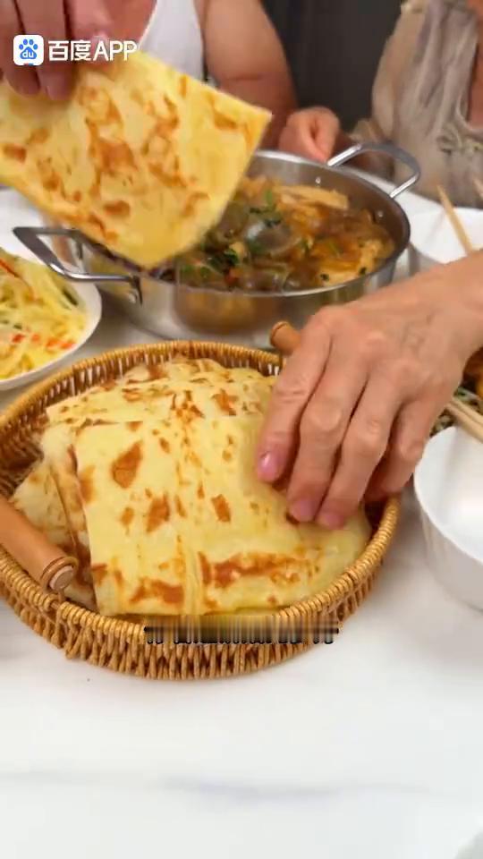 紫薯粥、土豆丝、铁锅炖鱼、油饼。
来看看一个爱做饭的90后山东媳妇给公婆和孩子都