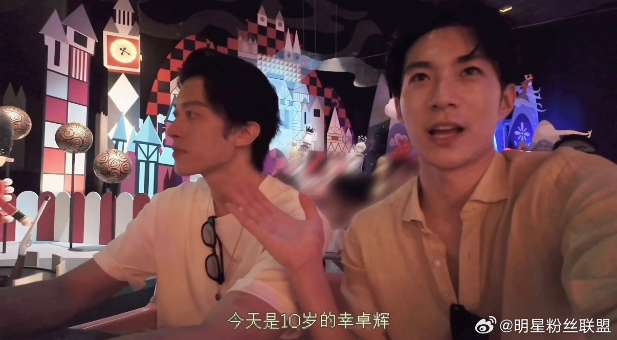 章明伯幸卓辉演我去迪士尼 是谁又幸福了？！幸卓辉和章明伯一起去香港迪士尼，也是体